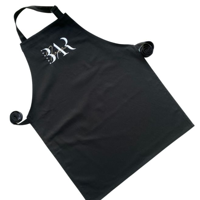 Představuji vyšívanou zástěrku s logem salonu — ideální pro každodenní práci v kosmetickém salonu 💄. ✔️ Kvalitní materiál,...